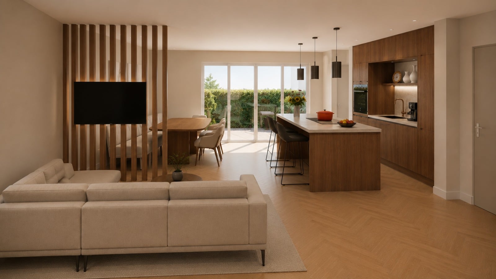Ruime open leefruimte met een lichte hoekbank op een licht vloerkleed, links een houten lamellenwand met wandtelevisie en rechts een keukeneiland in notenhout met barkrukken; in het midden een eettafel bij openslaande tuindeuren met daglicht en groen. (cover)