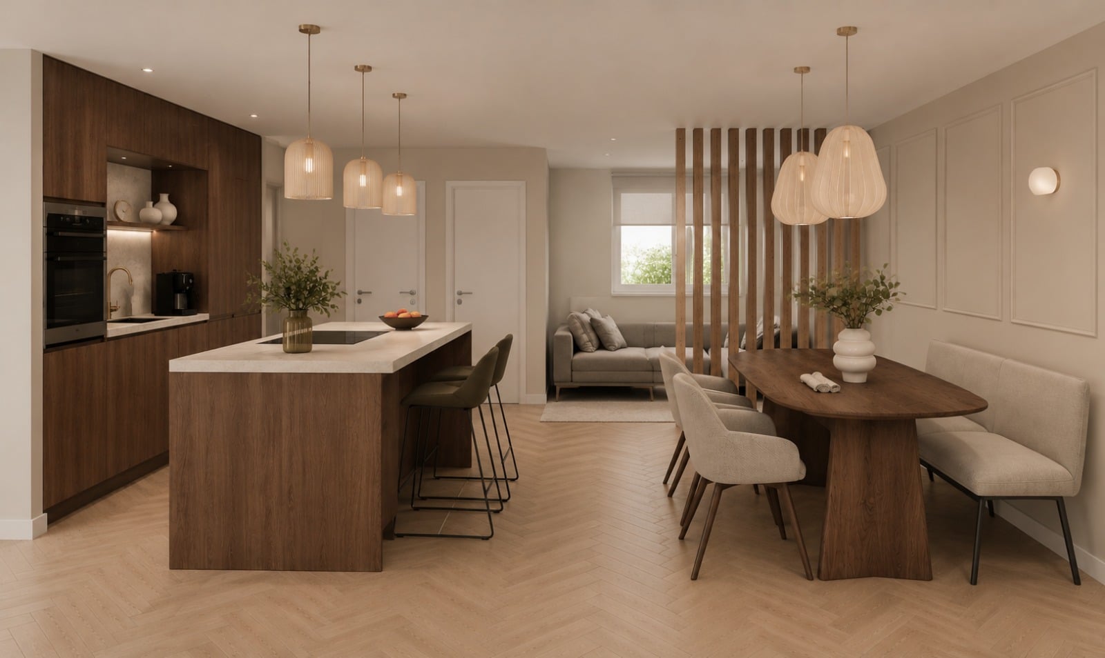 Keuken in notenhout met een keukeneiland met stenen blad, drie geribbelde hanglampen en barkrukken; rechts een ovale houten eettafel met beklede stoelen en zitbank, op de achtergrond een houten lamellenwand en een bank bij het raam.