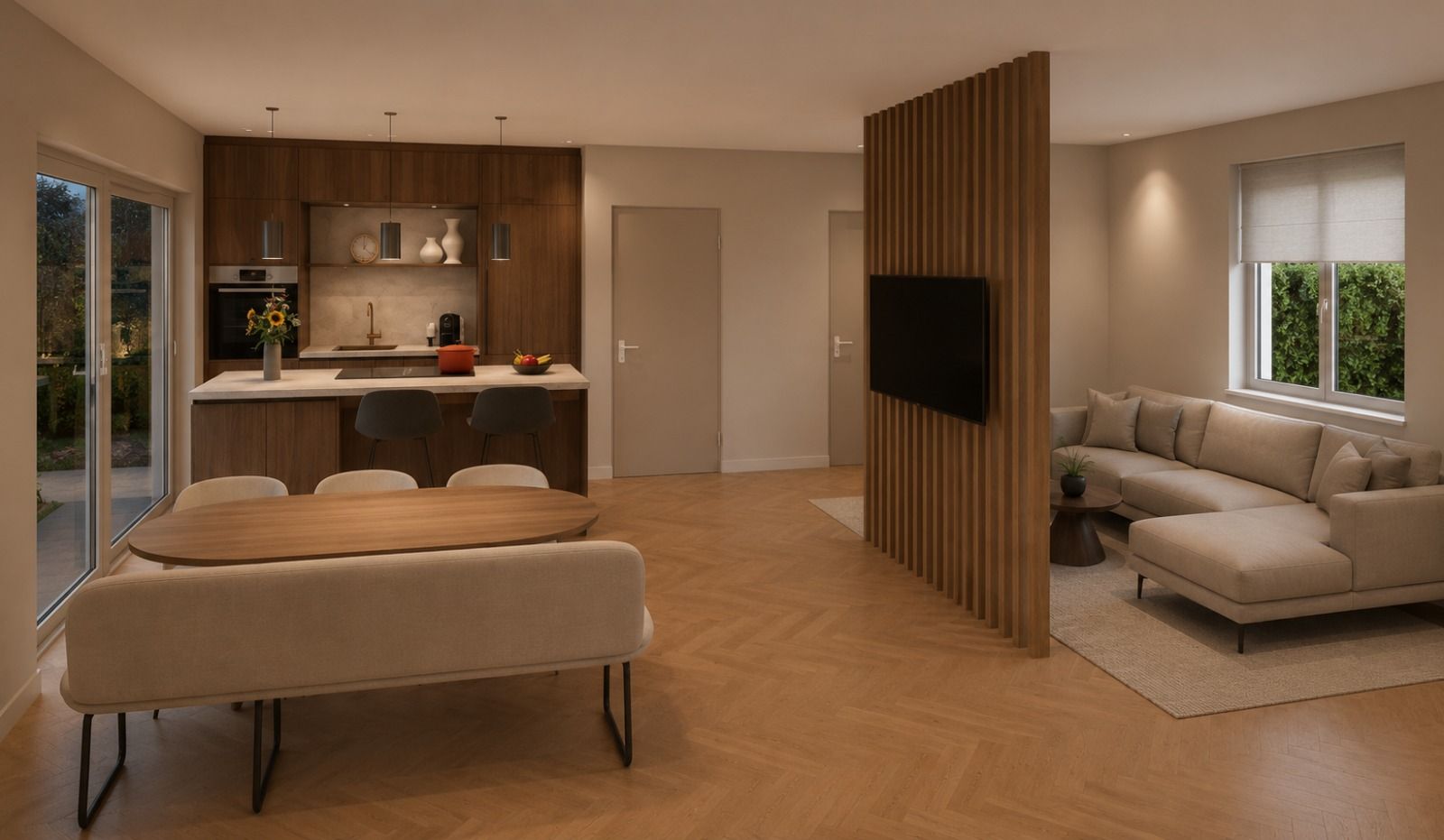 Blik vanuit de eethoek over het visgraatparket naar de keuken in donker hout met keukeneiland en barkrukken; rechts scheidt een houten lamellenwand met wandtelevisie de zithoek met lichte hoekbank af, links een schuifpui naar de tuin.
