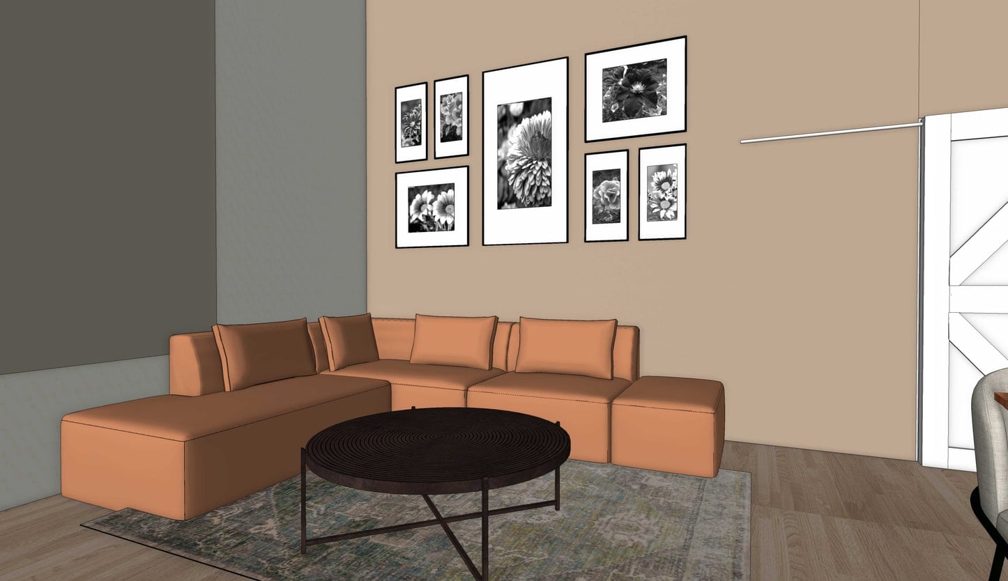 3D-render van een cognackleurige hoekbank met poef tegen een zandkleurige wand, met daarboven een compositie van zwart-witte lijsten met bloemenfoto's, een ronde donkere salontafel en een vloerkleed met vervaagd patroon